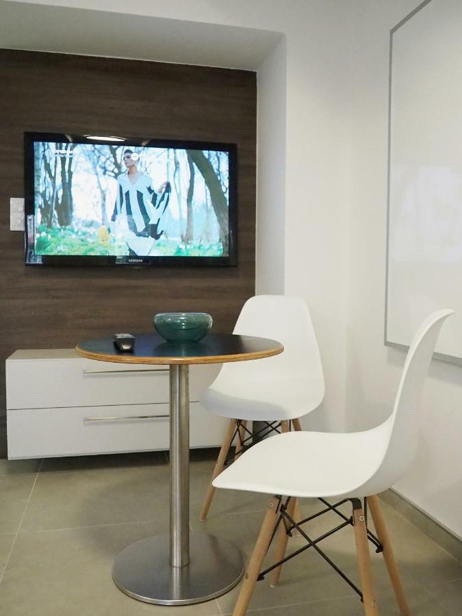 Ap10 - Apartments 4U Brezinova "Overnight Simply" Hradec Králové المظهر الخارجي الصورة