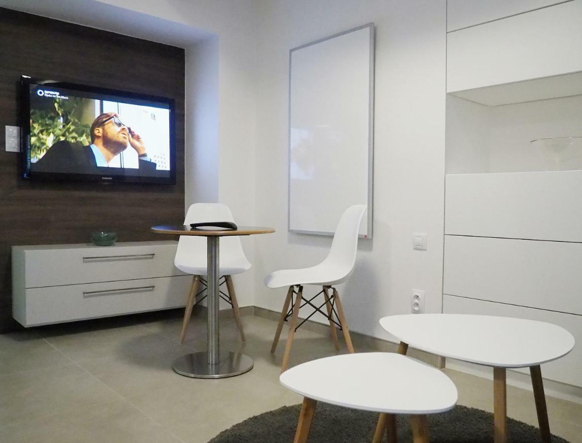 Ap10 - Apartments 4U Brezinova "Overnight Simply" Hradec Králové المظهر الخارجي الصورة