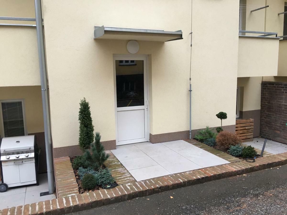Ap10 - Apartments 4U Brezinova "Overnight Simply" Hradec Králové المظهر الخارجي الصورة