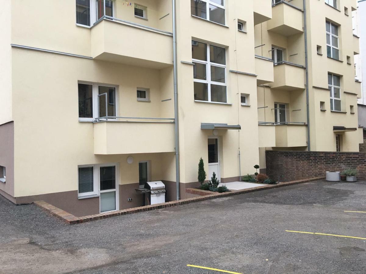 Ap10 - Apartments 4U Brezinova "Overnight Simply" Hradec Králové المظهر الخارجي الصورة