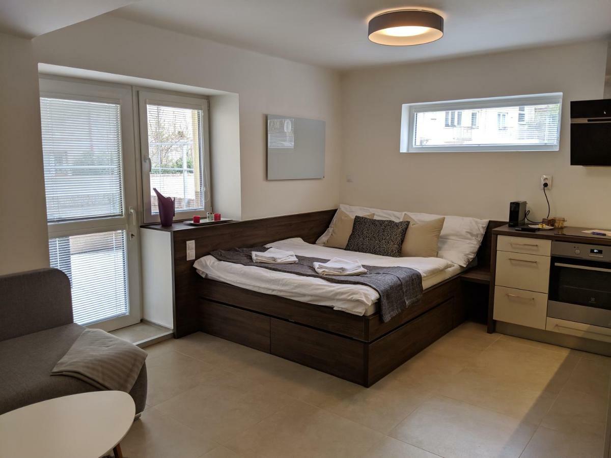 Ap10 - Apartments 4U Brezinova "Overnight Simply" Hradec Králové المظهر الخارجي الصورة