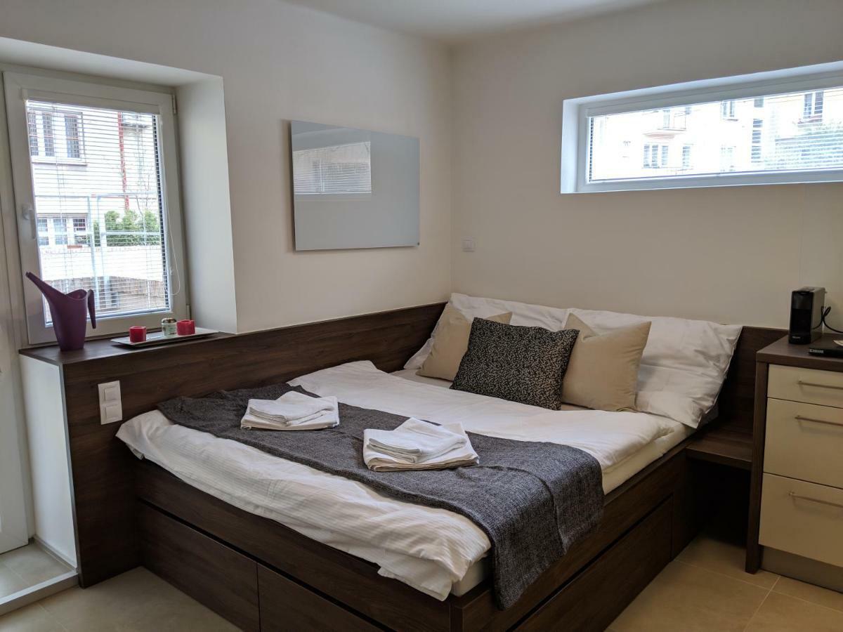 Ap10 - Apartments 4U Brezinova "Overnight Simply" Hradec Králové المظهر الخارجي الصورة